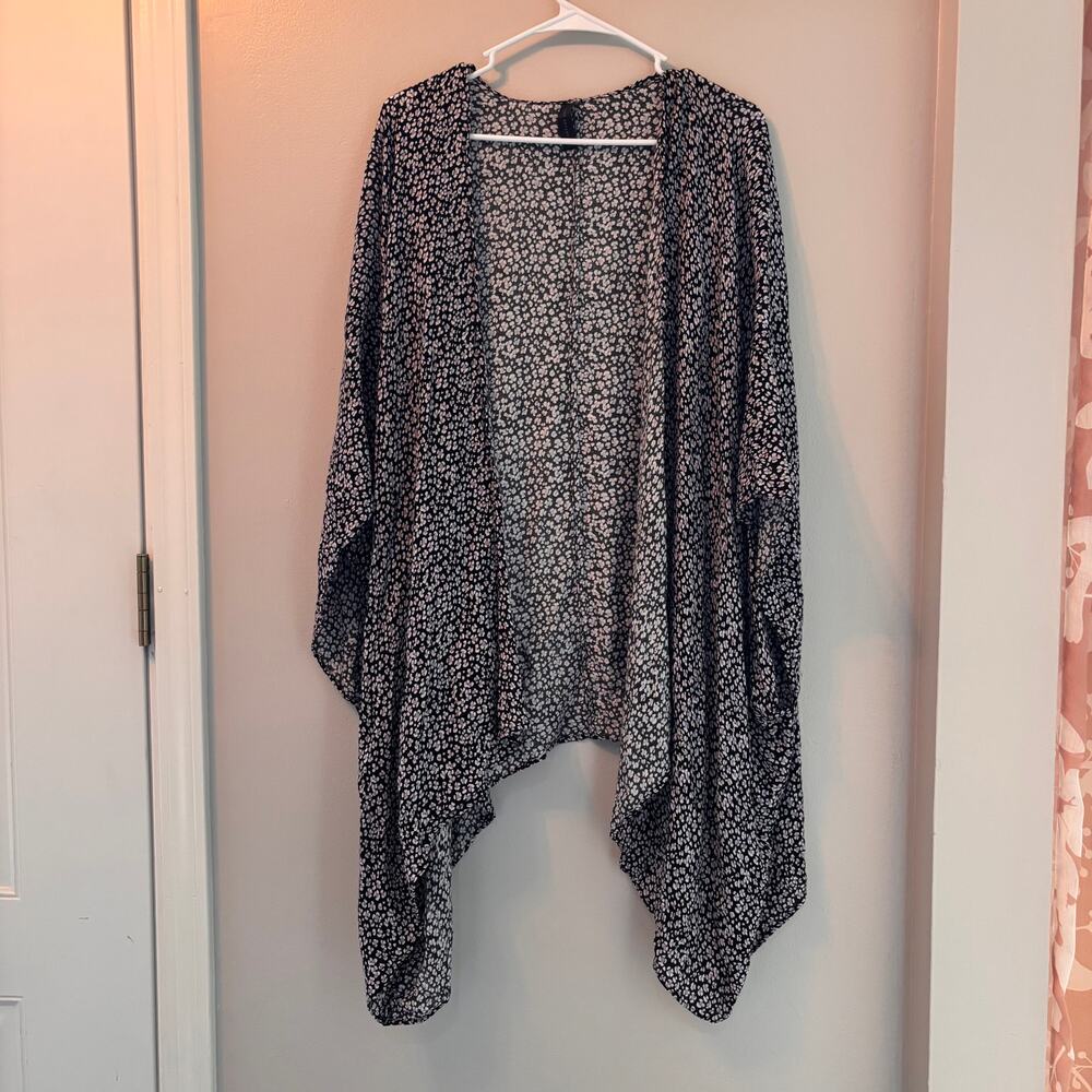 Lane Bryant onepiece kimono black background with white/lav floral one size
